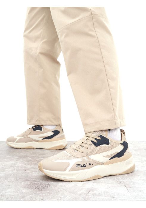 Чоловічі кросівки FILA CHAIN SMR на ногах у профіль з брюками у тон