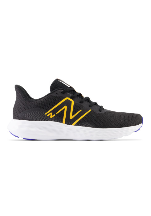 Чоловічий біговий кросівок New Balance 411 V3 чорного кольору у профіль із білою підошвою та яскраво-жовтим логотипом N