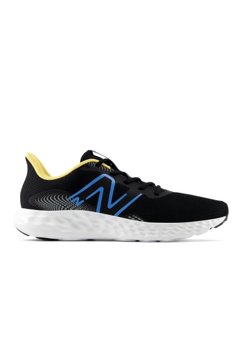 Чоловічий біговий кросівок New Balance 411 V3 чорного кольору у профіль із білою підошвою та блакитним логотипом N