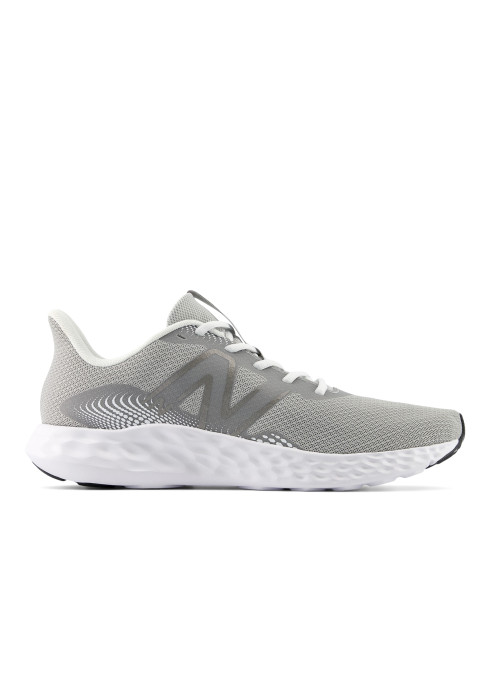 Чоловічий біговий кросівок New Balance 411 V3 сірого кольору у профіль із білою підошвою та бічним логотипом