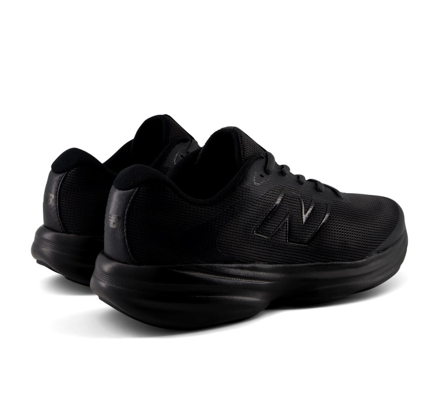П'ятка та бічна частина чорних кросівок New Balance 411 v4, вигляд ззаду під кутом