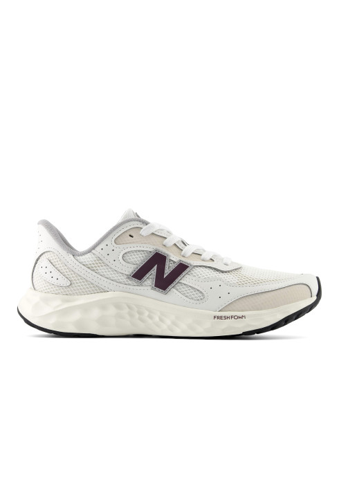 Чоловічий біговий кросівок New Balance Arishi V4 білого кольору у профіль із темним логотипом N