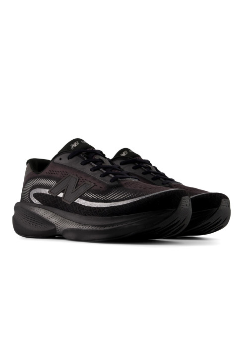Пара чоловічих чорних бігових кросівок New Balance Ellipse v1 зі сріблястою дугою, масивною підошвою та чорним логотипом N