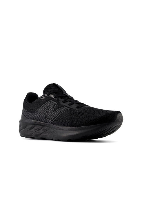 Чоловічий чорний кросівок New Balance Fresh Foam 520 v9 під кутом з сітчастим верхом та логотипом N