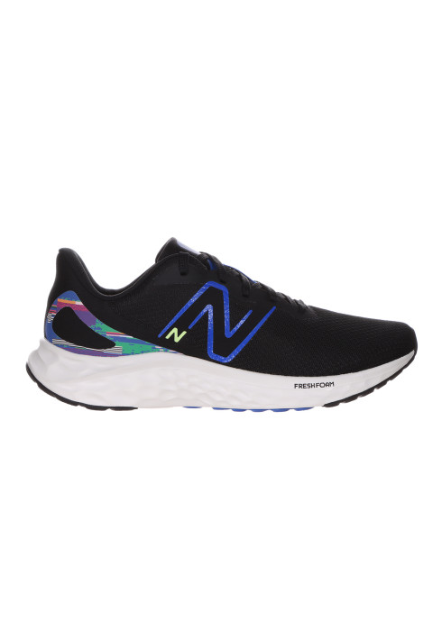 Чоловічі чорні кросівки NB Fresh Foam Arishi v4 у профіль з білою підошвою Fresh Foam та синім логотипом N