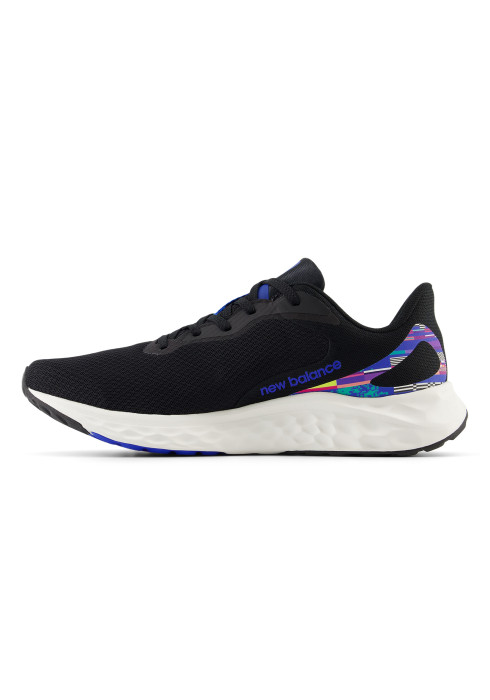 Чоловічі кросівки NB Fresh Foam Arishi v4 у профіль з внутрішньої сторони з чорним текстильним верхом та яскравим принтом на п'яті
