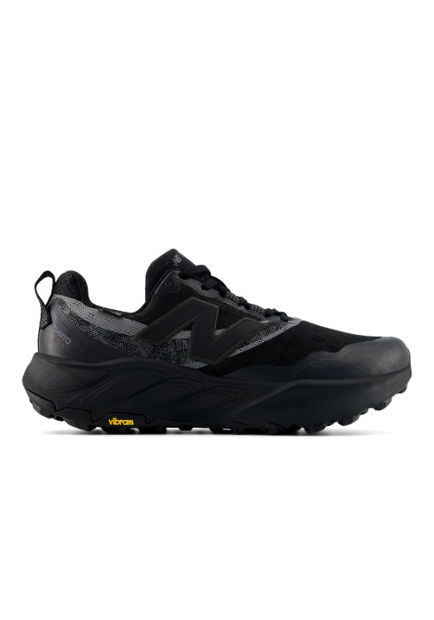 Чоловічий чорний кросівок New Balance Fresh Foam Hierro v9 GTX у профіль з логотипом N та маркуванням Hierro