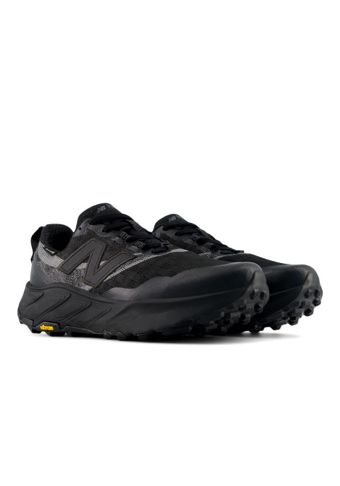 Пара чорних чоловічих трейлових кросівок New Balance Fresh Foam Hierro v9 GTX з підошвою Vibram під кутом