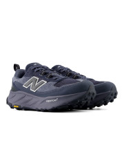 Пара темно-синіх кросівок New Balance Fresh Foam X Hierro Trek v9, вигляд у три чверті