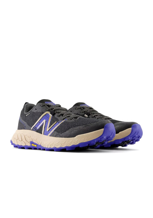 Чоловічі трейлові кросівки New Balance Fresh Foam X Hierro v7 Gore-Tex під кутом спереду з підошвою Vibram та мембраною