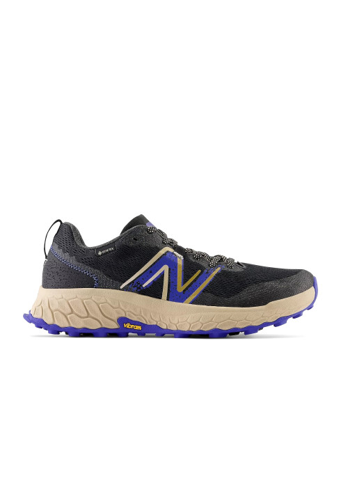 Чоловічі чорні кросівки New Balance Fresh Foam X Hierro v7 Gore-Tex у профіль з синім логотипом N та бежевою підошвою