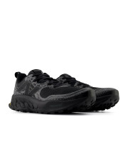 Пара чорних чоловічих трейлових кросівок New Balance Fresh Foam X Hierro v8 Gore-Tex під кутом спереду