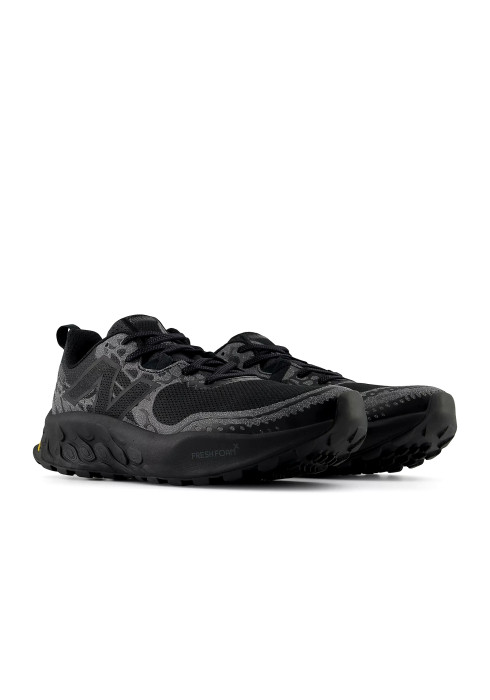 Пара чорних чоловічих трейлових кросівок New Balance Fresh Foam X Hierro v8 Gore-Tex під кутом спереду