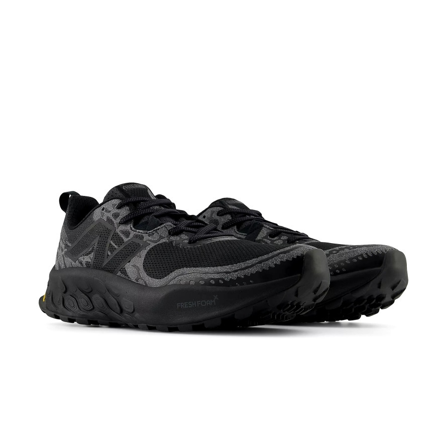 Пара чорних чоловічих трейлових кросівок New Balance Fresh Foam X Hierro v8 Gore-Tex під кутом спереду
