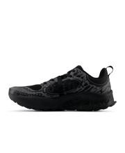 Чоловічий чорний кросівок New Balance Fresh Foam X Hierro v8 Gore-Tex у профіль з внутрішньої сторони з написом GORE-TEX