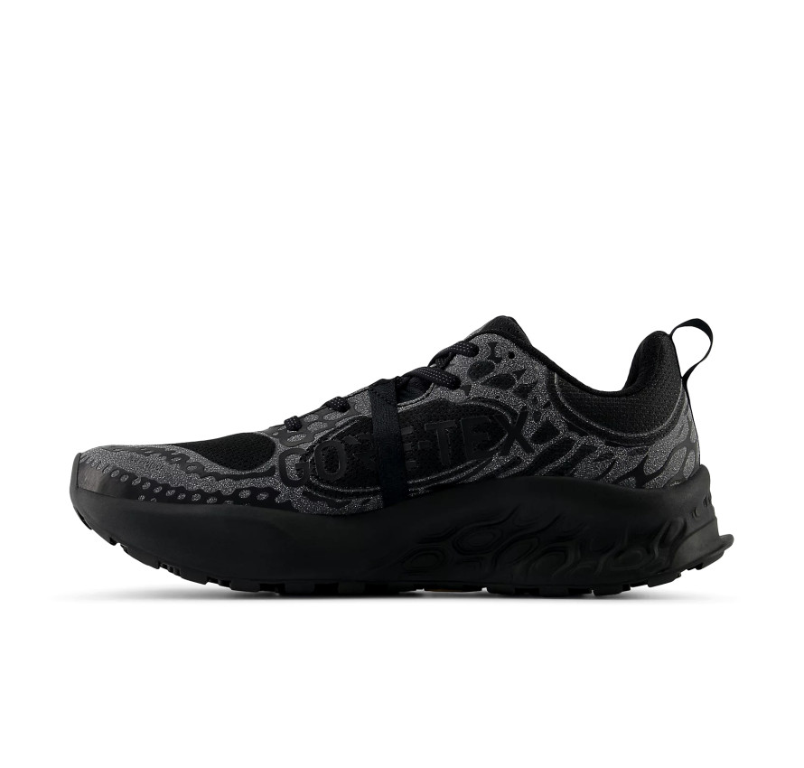 Чоловічий чорний кросівок New Balance Fresh Foam X Hierro v8 Gore-Tex у профіль з внутрішньої сторони з написом GORE-TEX