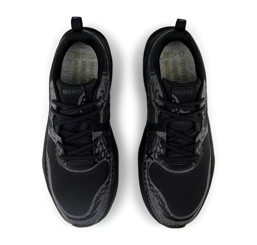 Чоловічий чорний кросівок New Balance Fresh Foam X Hierro v8 Gore-Tex вид зверху зі шнурівкою та устілкою
