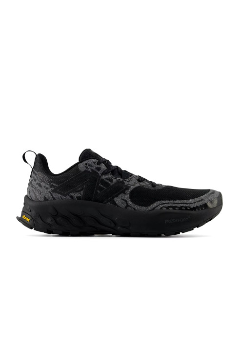 Чоловічий трейловий кросівок New Balance Fresh Foam X Hierro v8 Gore-Tex у профіль із чорною підошвою Fresh Foam та логотипом N