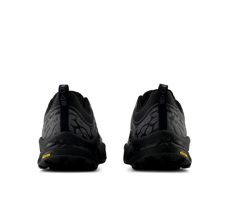 Чоловічі трейлові кросівки New Balance Fresh Foam X Hierro v8 Gore-Tex вид ззаду з петельками та підошвою Vibram