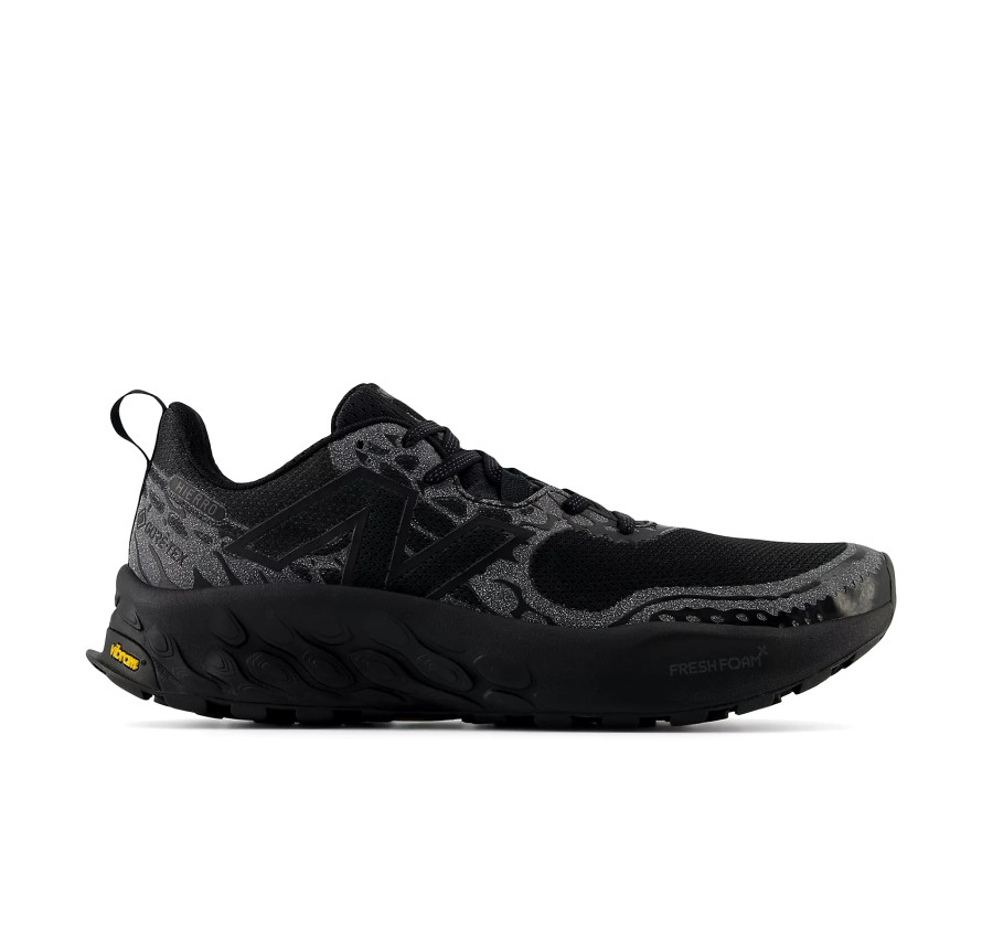 Чоловічий трейловий кросівок New Balance Fresh Foam X Hierro v8 Gore-Tex у профіль із чорною підошвою Fresh Foam та логотипом N