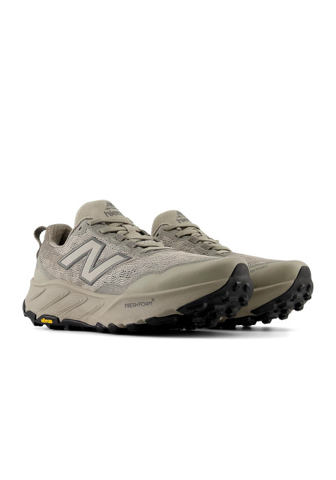 Пара чоловічих трейлових кросівок New Balance Fresh Foam X Hierro v9 у бежевому кольорі з підошвою Vibram та Fresh Foam