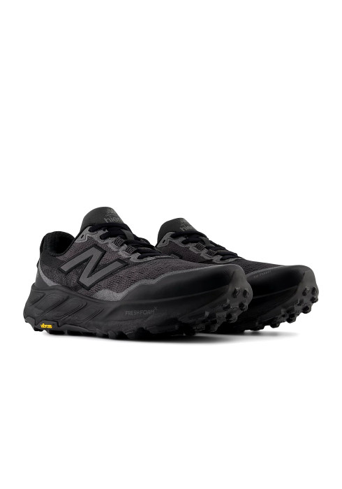 Пара чоловічих трейлових кросівок New Balance Fresh Foam X Hierro v9 у чорному кольорі з підошвою Vibram та Fresh Foam