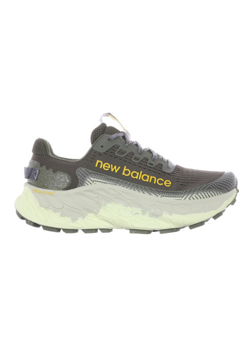 Чоловічі хакі кросівки NB Fresh Foam X More Trail v3 у профіль з масивною підошвою та брендовим написом