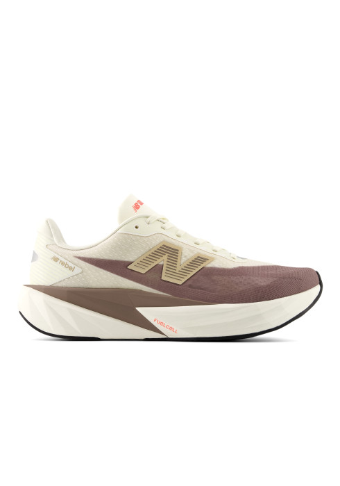 Чоловічий кремово-коричневий кросівок New Balance FuelCell Rebel v5 у профіль із зовнішньої сторони з написом rebel