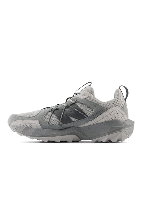Чоловічий трейловий кросівок New Balance Tektrel сірого кольору у профіль із темним логотипом N та масивною підошвою