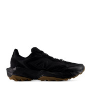 Чоловічі чорні кросівки New Balance Tektrel у профіль з логотипом N та коричневою підошвою