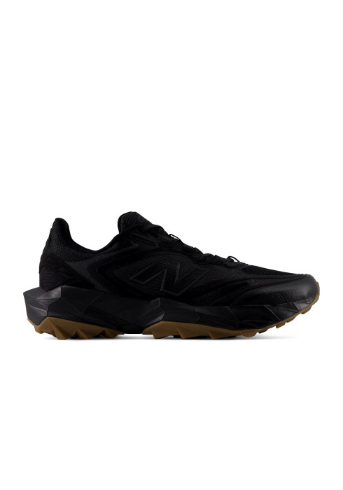 Чоловічі чорні кросівки New Balance Tektrel у профіль з логотипом N та коричневою підошвою