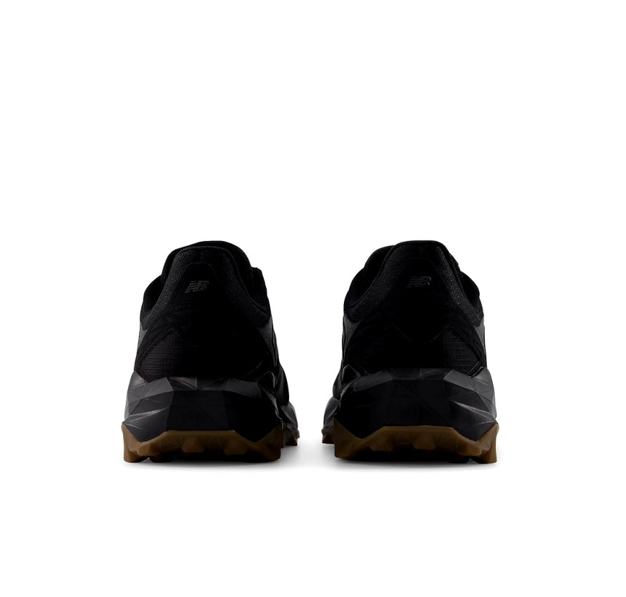 Чоловічі кросівки New Balance Tektrel вид ззаду з масивною п'яткою та логотипом