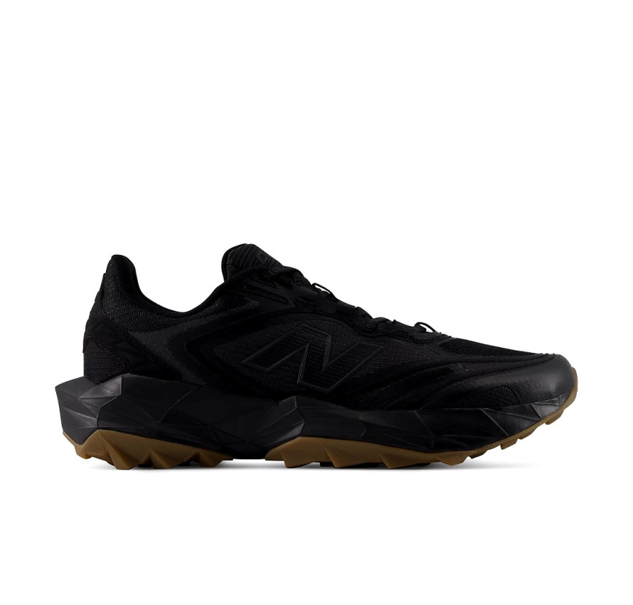Чоловічі чорні кросівки New Balance Tektrel у профіль з логотипом N та коричневою підошвою