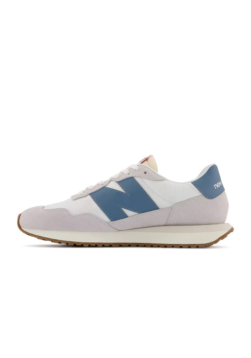 Чоловічі кросівки New Balance 237 у профіль з внутрішньої сторони з білим текстильним верхом та замшевими накладками