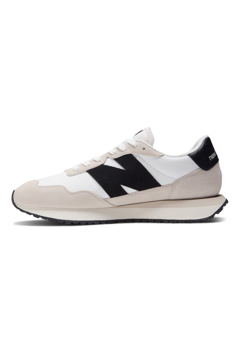 Чоловічі біло-чорні кросівки New Balance 237 у профіль з внутрішньої сторони з білим верхом та світлою підошвою