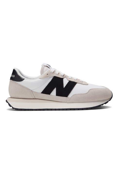 Чоловічі біло-чорні замшеві кросівки New Balance 237 у профіль з чорним логотипом N та амортизуючою підошвою