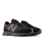 Пара чорних кросівок New Balance 327, вигляд у три чверті