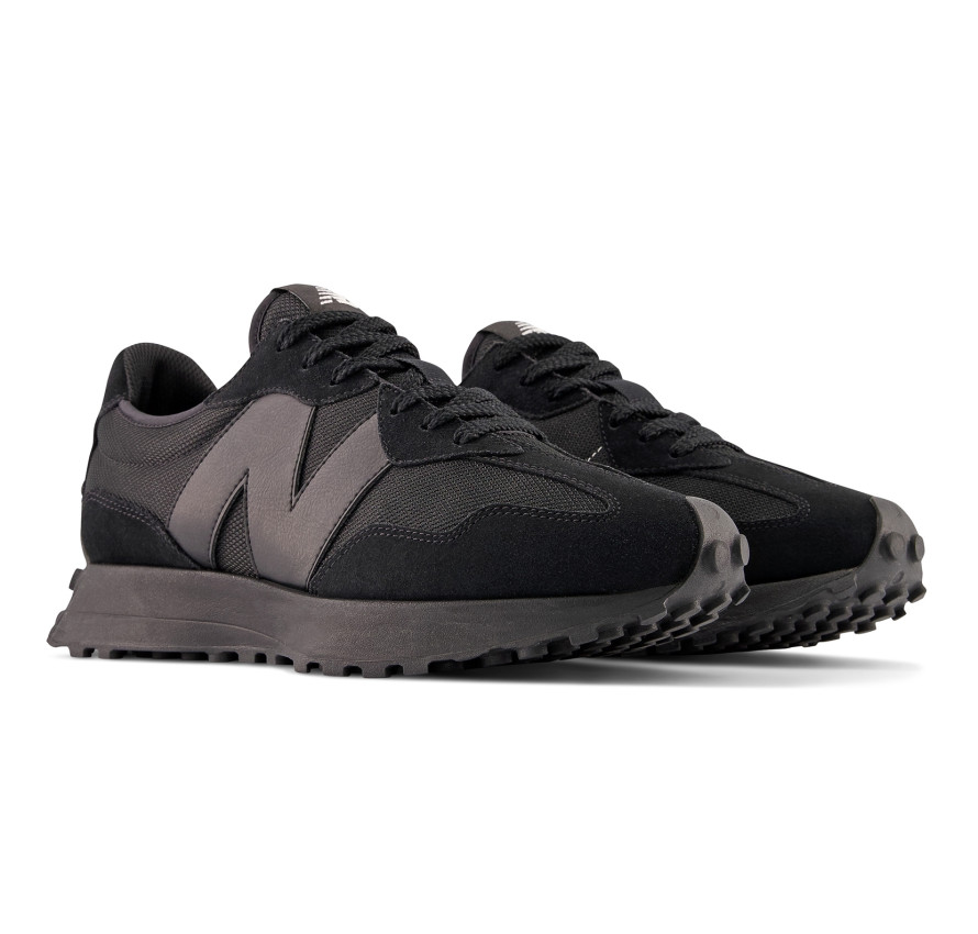 Пара чорних кросівок New Balance 327, вигляд у три чверті