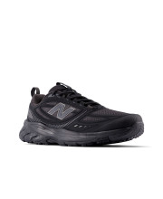 Чоловічі чорні кросівки New Balance 410 V8 під кутом спереду з амортизуючою підошвою та сітчастим верхом