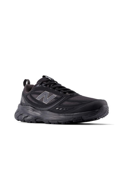 Чоловічі чорні кросівки New Balance 410 V8 під кутом спереду з амортизуючою підошвою та сітчастим верхом