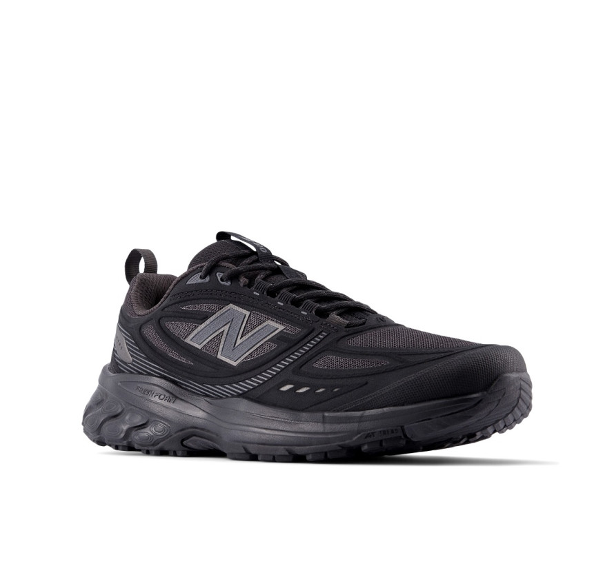 Чоловічі чорні кросівки New Balance 410 V8 під кутом спереду з амортизуючою підошвою та сітчастим верхом