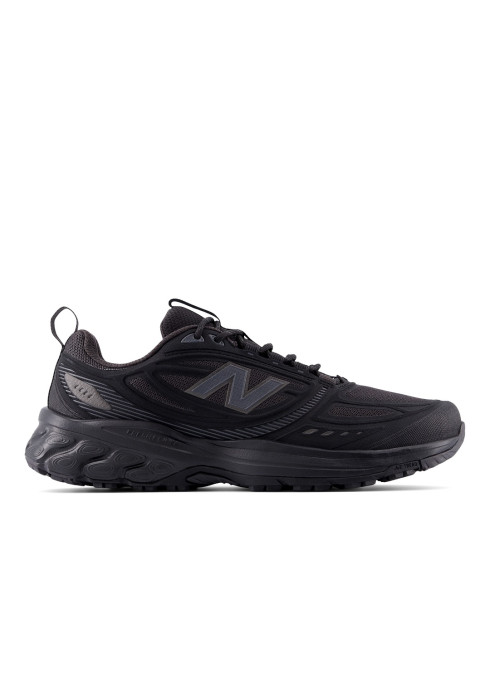 Чоловічі чорні кросівки New Balance 410 V8 у профіль з логотипом N та масивною підошвою
