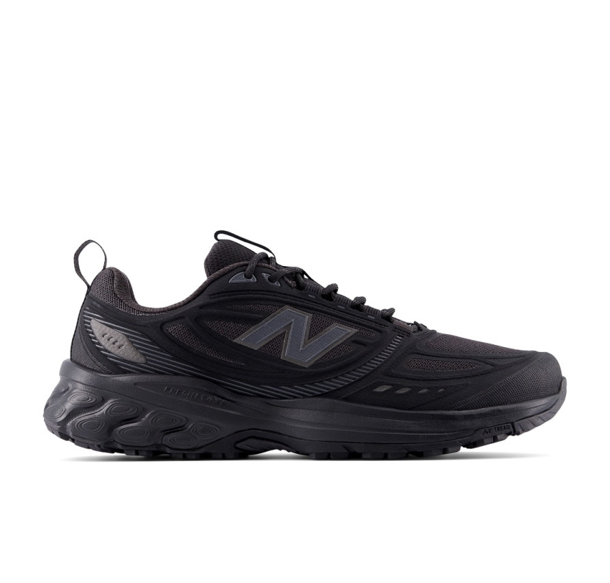 Чоловічі чорні кросівки New Balance 410 V8 у профіль з логотипом N та масивною підошвою