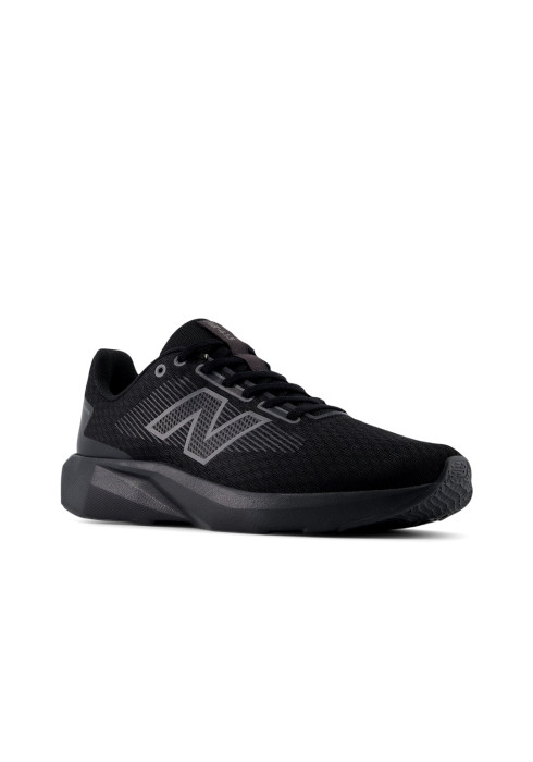 Чоловічий біговий кросівок New Balance 413 чорного кольору з логотипом N під кутом
