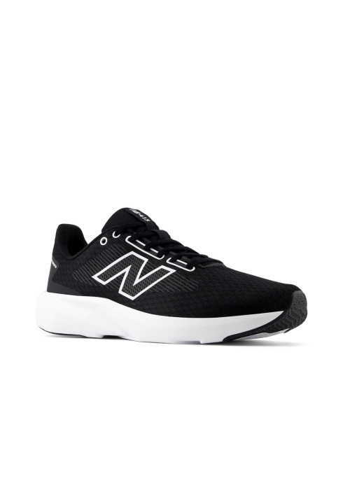 Чоловічий біговий кросівок New Balance 413 чорного кольору з білою амортизуючою підошвою під кутом