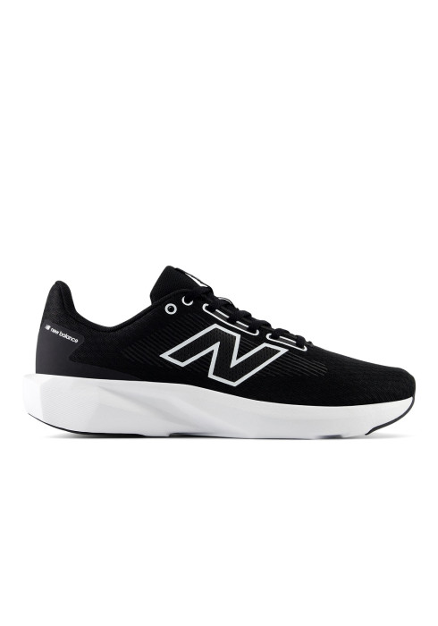 Чоловічий чорно-білий кросівок New Balance 413 у профіль із зовнішньої сторони з логотипом New Balance на п'яті