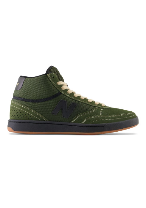 Чоловічі оливкові кросівки New Balance 440 Numeric у профіль з чорною підошвою та перфорацією на п'яті