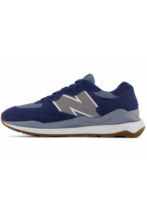 Чоловічі сині кросівки New Balance 5740 у профіль з сірим логотипом N та масивною підошвою