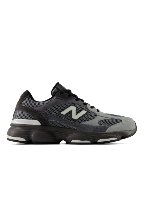 Сірі чоловічі кросівки New Balance 603 із замшевими та сітчастими вставками студійний вигляд збоку на білому тлі