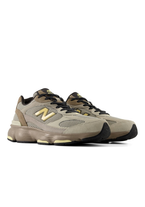 Пара чоловічих кросівок New Balance 603 бежевого кольору студійний вигляд у три чверті на білому тлі